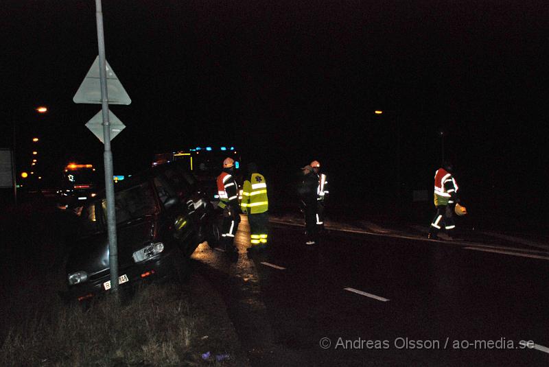 CSC_0039.JPG - Vid 16.50 tiden idag larmades Räddningstjänst, Ambulans och Polis till en en singelolycka i Nyvång, Åstorp. Det var en personbil som kör in i en lycktstolpe och var påväg ner i diket.Inga personer kom till skada.