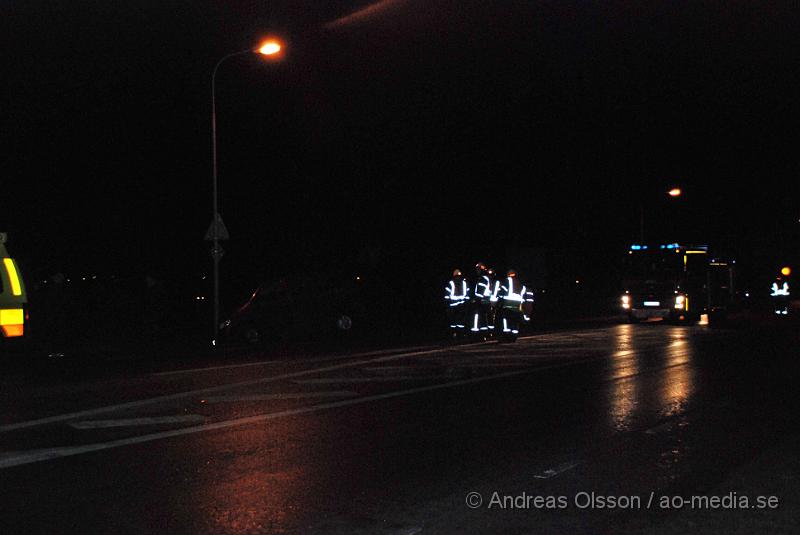 CSC_0040.JPG - Vid 16.50 tiden idag larmades Räddningstjänst, Ambulans och Polis till en en singelolycka i Nyvång, Åstorp. Det var en personbil som kör in i en lycktstolpe och var påväg ner i diket.Inga personer kom till skada.