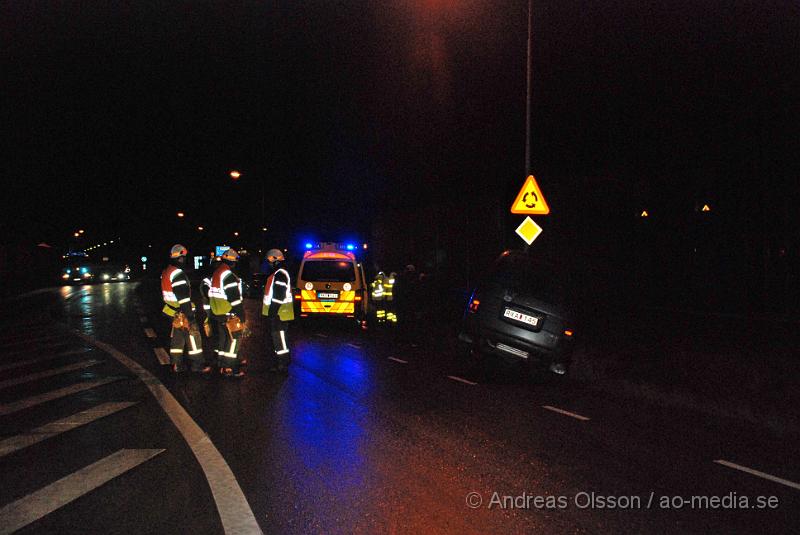 CSC_0042.JPG - Vid 16.50 tiden idag larmades Räddningstjänst, Ambulans och Polis till en en singelolycka i Nyvång, Åstorp. Det var en personbil som kör in i en lycktstolpe och var påväg ner i diket.Inga personer kom till skada.