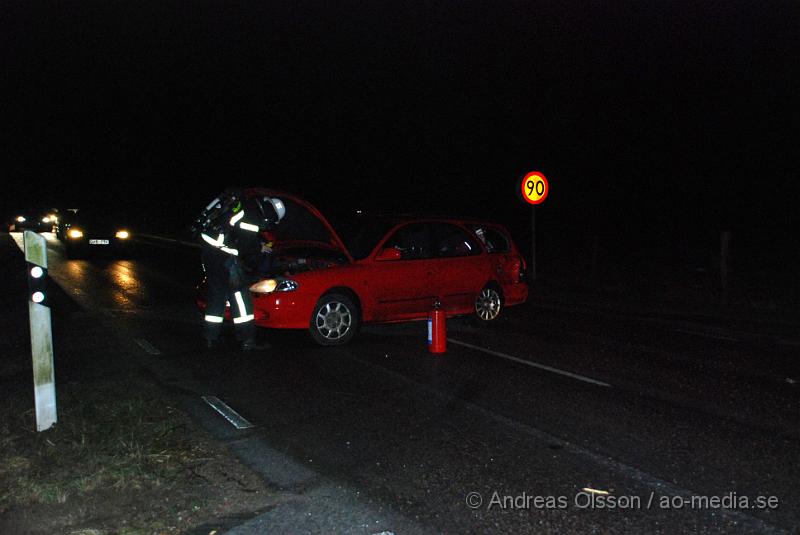 DSC_0043.JPG - Vid 18.40 tiden larmades Räddningstjänst, Ambulans, Polis till en singelolycka i Nybygget, Klippan.Det var en kvinna och hennes barn som färdades i bilen som fick sladd i det mycket hala väglaget och körde in i ett staket sedan vidare in i ett träd och upp tvärs över vägen igen. Det var helt blockerat i båda riktningarna under räddnings arbetet. Kvinnan klagade över rygg och nacksmärtor och fördes med sitt barn till sjukhuset för kontroll.