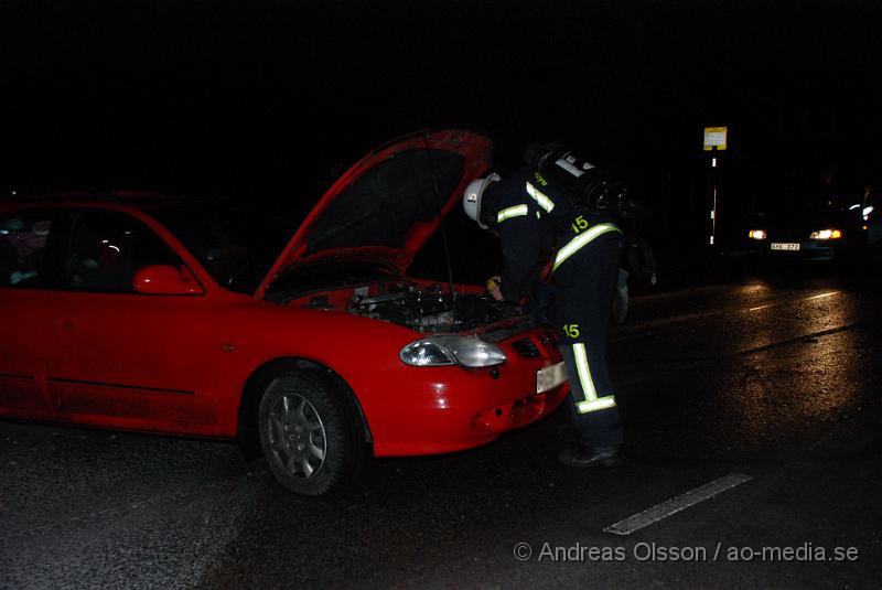 DSC_0044.jpg - Vid 18.40 tiden larmades Räddningstjänst, Ambulans, Polis till en singelolycka i Nybygget, Klippan.Det var en kvinna och hennes barn som färdades i bilen som fick sladd i det mycket hala väglaget och körde in i ett staket sedan vidare in i ett träd och upp tvärs över vägen igen. Det var helt blockerat i båda riktningarna under räddnings arbetet. Kvinnan klagade över rygg och nacksmärtor och fördes med sitt barn till sjukhuset för kontroll.