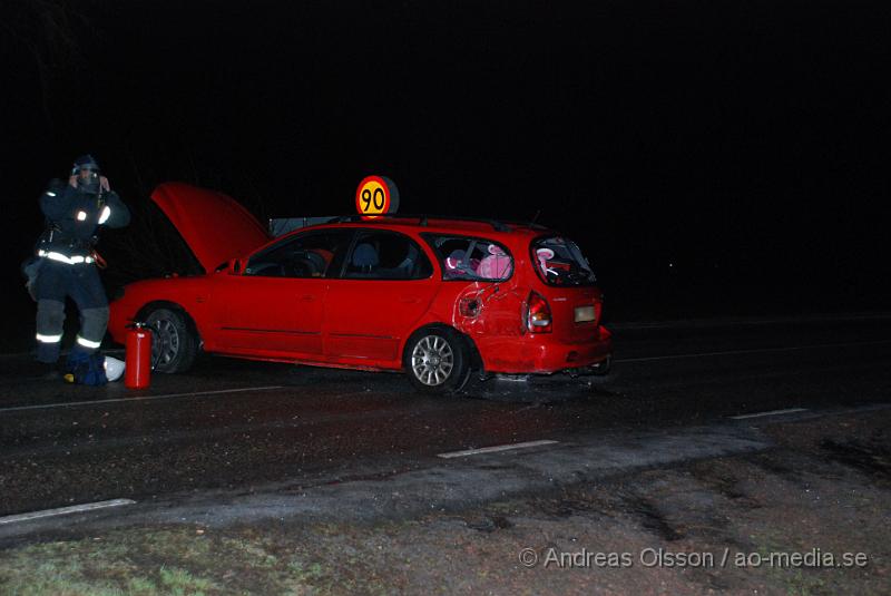 DSC_0045.jpg - Vid 18.40 tiden larmades Räddningstjänst, Ambulans, Polis till en singelolycka i Nybygget, Klippan.Det var en kvinna och hennes barn som färdades i bilen som fick sladd i det mycket hala väglaget och körde in i ett staket sedan vidare in i ett träd och upp tvärs över vägen igen. Det var helt blockerat i båda riktningarna under räddnings arbetet. Kvinnan klagade över rygg och nacksmärtor och fördes med sitt barn till sjukhuset för kontroll.