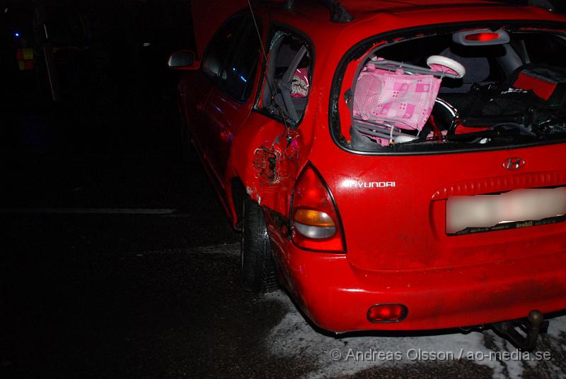 DSC_0051.jpg - Vid 18.40 tiden larmades Räddningstjänst, Ambulans, Polis till en singelolycka i Nybygget, Klippan.Det var en kvinna och hennes barn som färdades i bilen som fick sladd i det mycket hala väglaget och körde in i ett staket sedan vidare in i ett träd och upp tvärs över vägen igen. Det var helt blockerat i båda riktningarna under räddnings arbetet. Kvinnan klagade över rygg och nacksmärtor och fördes med sitt barn till sjukhuset för kontroll.