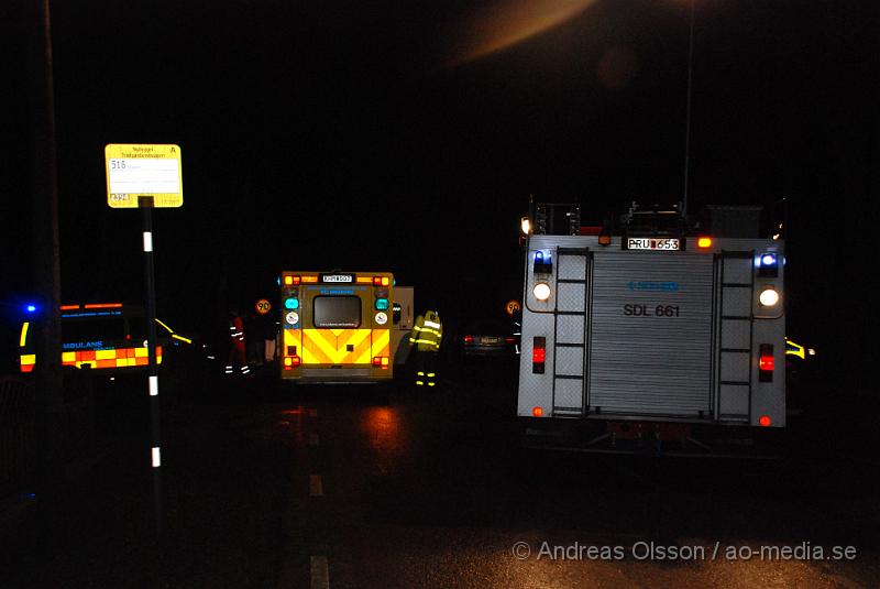 DSC_0054.JPG - Vid 18.40 tiden larmades Räddningstjänst, Ambulans, Polis till en singelolycka i Nybygget, Klippan.Det var en kvinna och hennes barn som färdades i bilen som fick sladd i det mycket hala väglaget och körde in i ett staket sedan vidare in i ett träd och upp tvärs över vägen igen. Det var helt blockerat i båda riktningarna under räddnings arbetet. Kvinnan klagade över rygg och nacksmärtor och fördes med sitt barn till sjukhuset för kontroll.