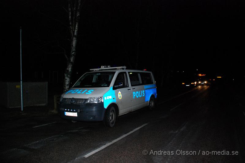 DSC_0055.JPG - Vid 18.40 tiden larmades Räddningstjänst, Ambulans, Polis till en singelolycka i Nybygget, Klippan.Det var en kvinna och hennes barn som färdades i bilen som fick sladd i det mycket hala väglaget och körde in i ett staket sedan vidare in i ett träd och upp tvärs över vägen igen. Det var helt blockerat i båda riktningarna under räddnings arbetet. Kvinnan klagade över rygg och nacksmärtor och fördes med sitt barn till sjukhuset för kontroll.