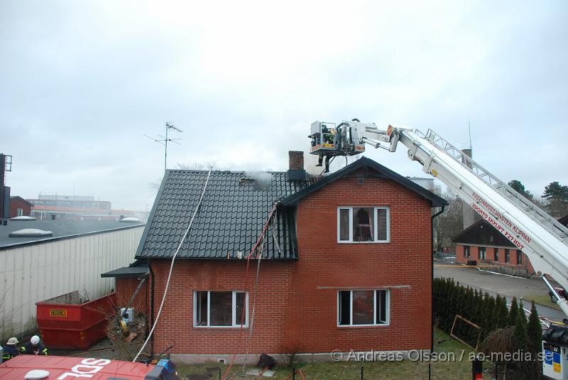 DSC_0065.JPG - Räddningstjänsten larmades till en villabrand i Klippan vid 13.30-tiden. Vid framkomst slog det ut stora lågor från fastigheten, och kraftig rök spreds över samhället. Enligt uppgift skall det inte ha varit någon hemma då branden startade och man misstänker att branden var anlagd.