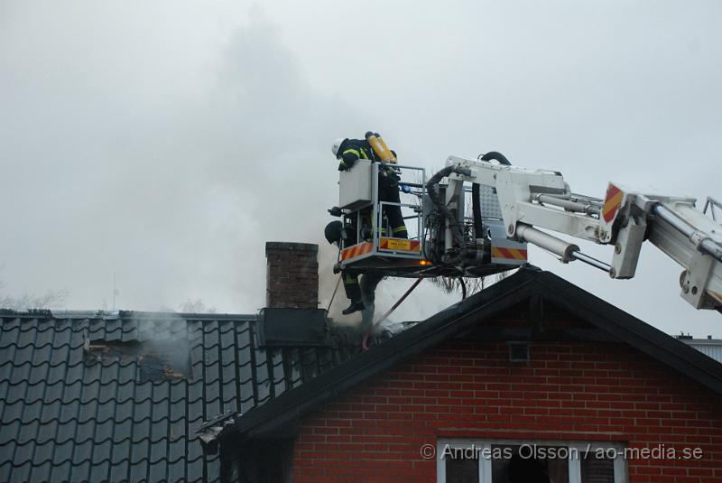 DSC_0068.JPG - Räddningstjänsten larmades till en villabrand i Klippan vid 13.30-tiden. Vid framkomst slog det ut stora lågor från fastigheten, och kraftig rök spreds över samhället. Enligt uppgift skall det inte ha varit någon hemma då branden startade och man misstänker att branden var anlagd.