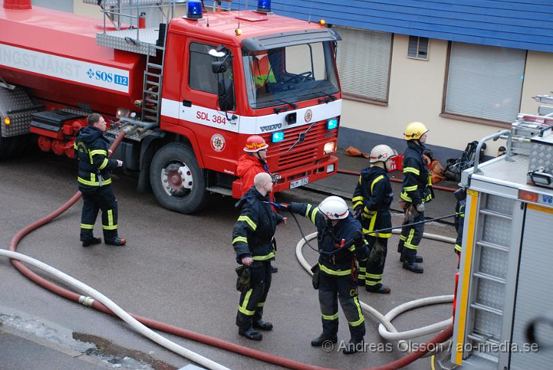 DSC_0070.JPG - Räddningstjänsten larmades till en villabrand i Klippan vid 13.30-tiden. Vid framkomst slog det ut stora lågor från fastigheten, och kraftig rök spreds över samhället. Enligt uppgift skall det inte ha varit någon hemma då branden startade och man misstänker att branden var anlagd.