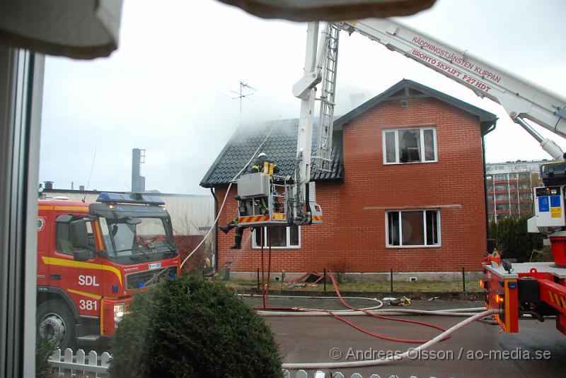 DSC_0073.JPG - Räddningstjänsten larmades till en villabrand i Klippan vid 13.30-tiden. Vid framkomst slog det ut stora lågor från fastigheten, och kraftig rök spreds över samhället. Enligt uppgift skall det inte ha varit någon hemma då branden startade och man misstänker att branden var anlagd.