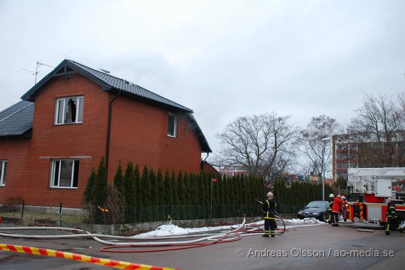 DSC_0078.JPG - Räddningstjänsten larmades till en villabrand i Klippan vid 13.30-tiden. Vid framkomst slog det ut stora lågor från fastigheten, och kraftig rök spreds över samhället. Enligt uppgift skall det inte ha varit någon hemma då branden startade och man misstänker att branden var anlagd.