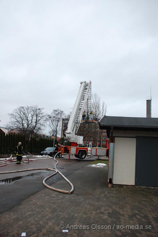 DSC_0080.JPG - Räddningstjänsten larmades till en villabrand i Klippan vid 13.30-tiden. Vid framkomst slog det ut stora lågor från fastigheten, och kraftig rök spreds över samhället. Enligt uppgift skall det inte ha varit någon hemma då branden startade och man misstänker att branden var anlagd.