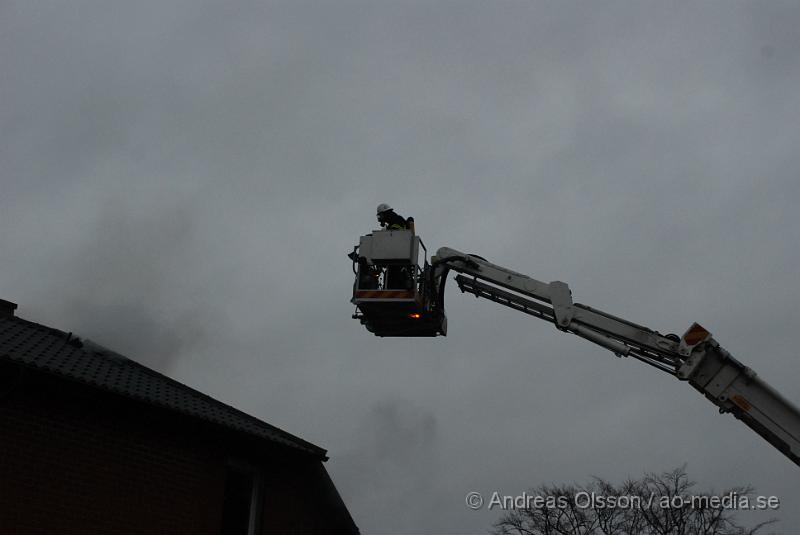 DSC_0081.JPG - Räddningstjänsten larmades till en villabrand i Klippan vid 13.30-tiden. Vid framkomst slog det ut stora lågor från fastigheten, och kraftig rök spreds över samhället. Enligt uppgift skall det inte ha varit någon hemma då branden startade och man misstänker att branden var anlagd.