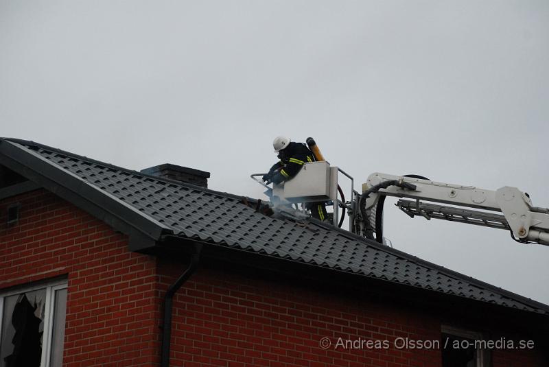 DSC_0082.JPG - Räddningstjänsten larmades till en villabrand i Klippan vid 13.30-tiden. Vid framkomst slog det ut stora lågor från fastigheten, och kraftig rök spreds över samhället. Enligt uppgift skall det inte ha varit någon hemma då branden startade och man misstänker att branden var anlagd.