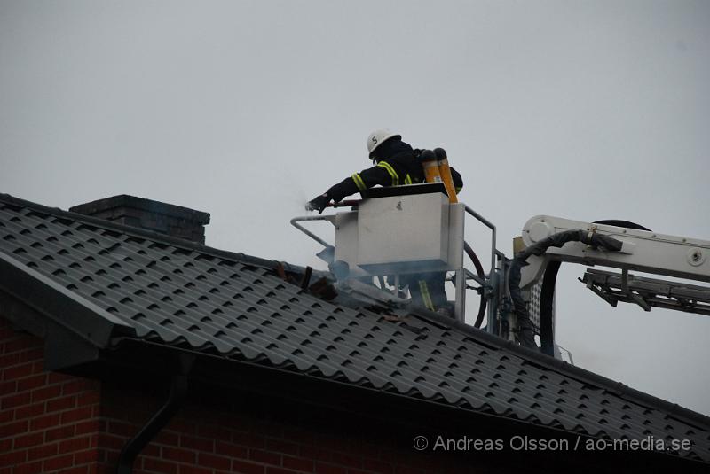 DSC_0084.JPG - Räddningstjänsten larmades till en villabrand i Klippan vid 13.30-tiden. Vid framkomst slog det ut stora lågor från fastigheten, och kraftig rök spreds över samhället. Enligt uppgift skall det inte ha varit någon hemma då branden startade och man misstänker att branden var anlagd.