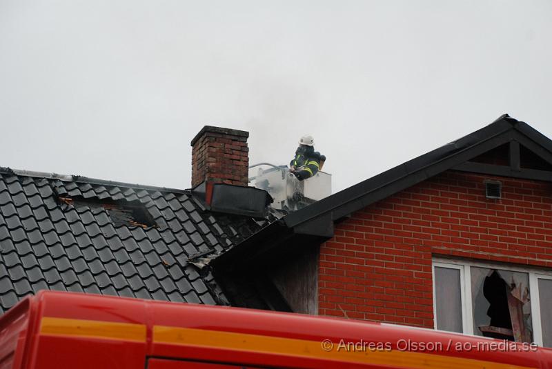 DSC_0085.JPG - Räddningstjänsten larmades till en villabrand i Klippan vid 13.30-tiden. Vid framkomst slog det ut stora lågor från fastigheten, och kraftig rök spreds över samhället. Enligt uppgift skall det inte ha varit någon hemma då branden startade och man misstänker att branden var anlagd.