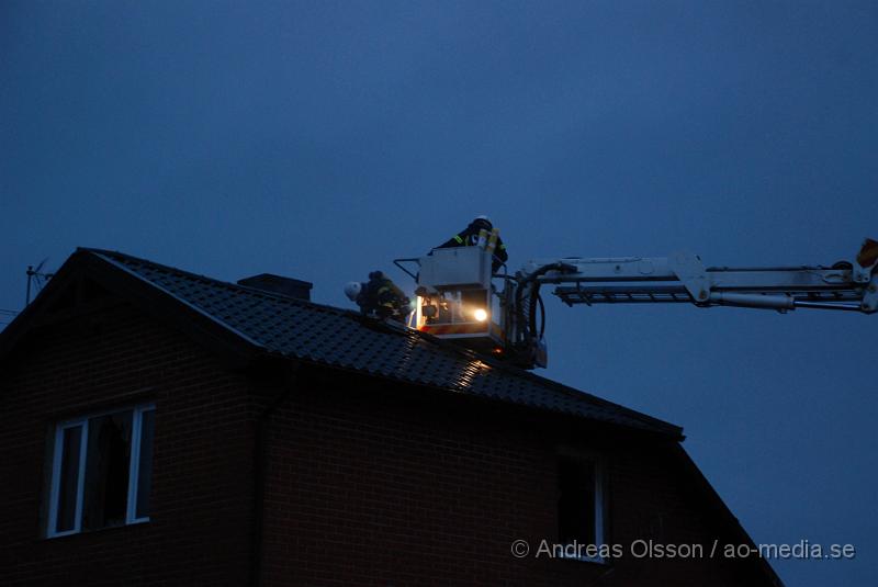 DSC_0087.JPG - Räddningstjänsten larmades till en villabrand i Klippan vid 13.30-tiden. Vid framkomst slog det ut stora lågor från fastigheten, och kraftig rök spreds över samhället. Enligt uppgift skall det inte ha varit någon hemma då branden startade och man misstänker att branden var anlagd.