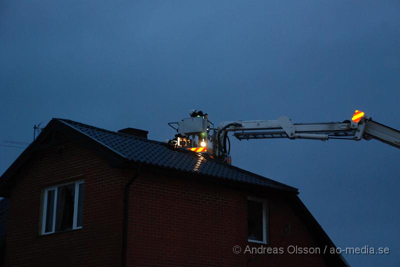 DSC_0090.JPG - Räddningstjänsten larmades till en villabrand i Klippan vid 13.30-tiden. Vid framkomst slog det ut stora lågor från fastigheten, och kraftig rök spreds över samhället. Enligt uppgift skall det inte ha varit någon hemma då branden startade och man misstänker att branden var anlagd.