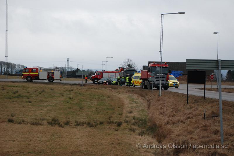 DSC_0038.JPG - En Personbil och en Lastbil kolliderade vid 15 tiden idag på väg 21 utanför klippan, Lastbils chauffören klarade sig utan skador men räddningstjänsten fick klippa upp personbilen för att få ut föraren. Föraren i personbilen fördes till Lasarettet i Helsingborg med okända skador!