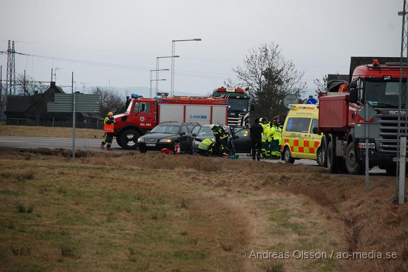 DSC_0039.JPG - En Personbil och en Lastbil kolliderade vid 15 tiden idag på väg 21 utanför klippan, Lastbils chauffören klarade sig utan skador men räddningstjänsten fick klippa upp personbilen för att få ut föraren. Föraren i personbilen fördes till Lasarettet i Helsingborg med okända skador!