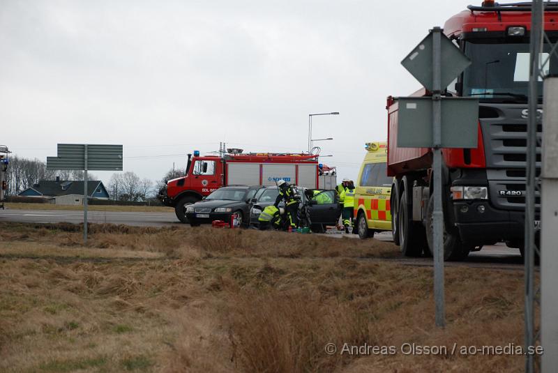 DSC_0041.JPG - En Personbil och en Lastbil kolliderade vid 15 tiden idag på väg 21 utanför klippan, Lastbils chauffören klarade sig utan skador men räddningstjänsten fick klippa upp personbilen för att få ut föraren. Föraren i personbilen fördes till Lasarettet i Helsingborg med okända skador!