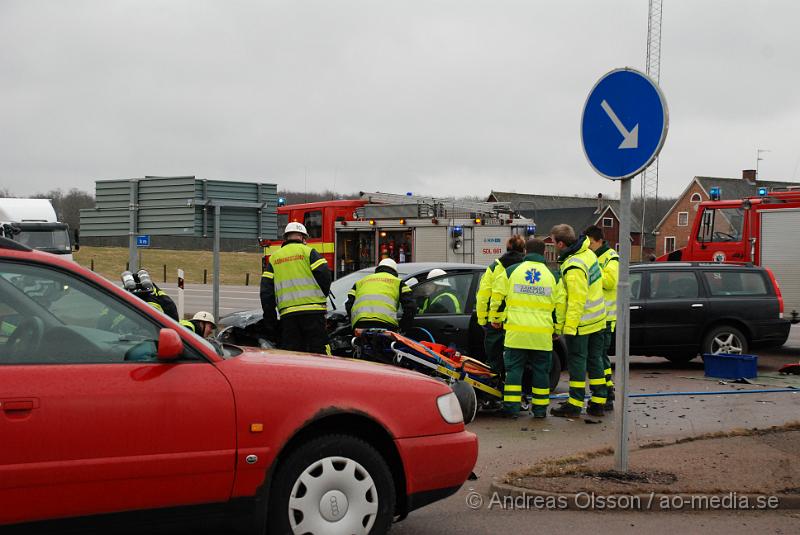 DSC_0044.JPG - En Personbil och en Lastbil kolliderade vid 15 tiden idag på väg 21 utanför klippan, Lastbils chauffören klarade sig utan skador men räddningstjänsten fick klippa upp personbilen för att få ut föraren. Föraren i personbilen fördes till Lasarettet i Helsingborg med okända skador!