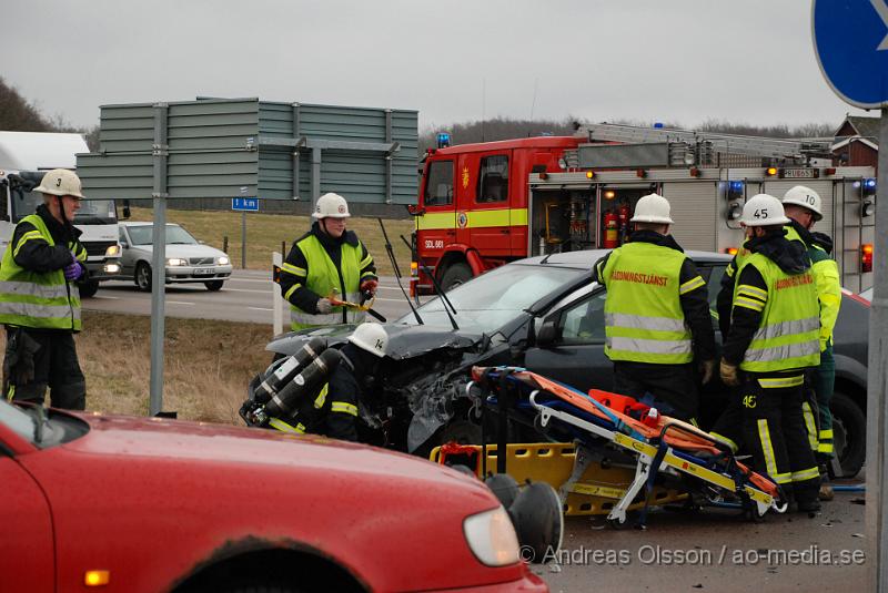 DSC_0045.JPG - En Personbil och en Lastbil kolliderade vid 15 tiden idag på väg 21 utanför klippan, Lastbils chauffören klarade sig utan skador men räddningstjänsten fick klippa upp personbilen för att få ut föraren. Föraren i personbilen fördes till Lasarettet i Helsingborg med okända skador!