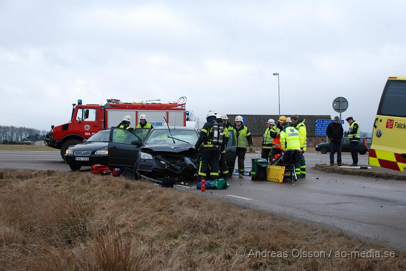 DSC_0047.JPG - En Personbil och en Lastbil kolliderade vid 15 tiden idag på väg 21 utanför klippan, Lastbils chauffören klarade sig utan skador men räddningstjänsten fick klippa upp personbilen för att få ut föraren. Föraren i personbilen fördes till Lasarettet i Helsingborg med okända skador!