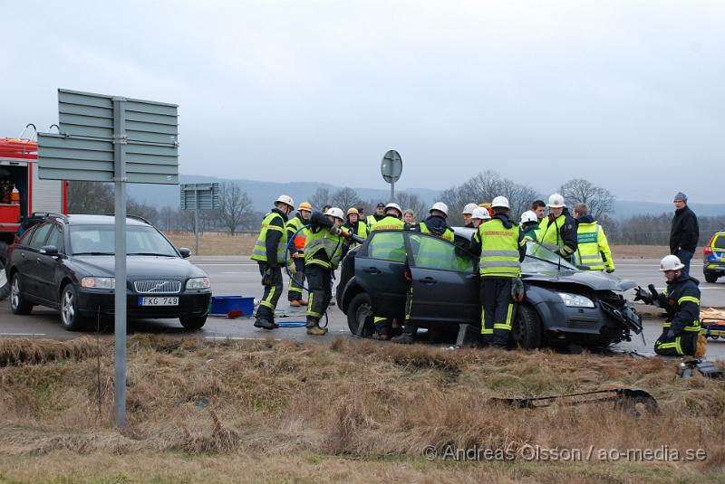 DSC_0052.JPG - En Personbil och en Lastbil kolliderade vid 15 tiden idag på väg 21 utanför klippan, Lastbils chauffören klarade sig utan skador men räddningstjänsten fick klippa upp personbilen för att få ut föraren. Föraren i personbilen fördes till Lasarettet i Helsingborg med okända skador!