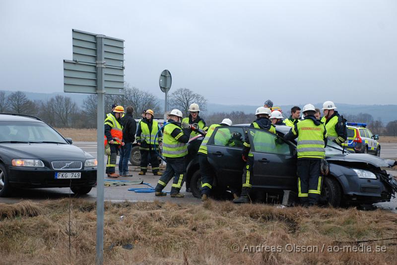 DSC_0053.JPG - En Personbil och en Lastbil kolliderade vid 15 tiden idag på väg 21 utanför klippan, Lastbils chauffören klarade sig utan skador men räddningstjänsten fick klippa upp personbilen för att få ut föraren. Föraren i personbilen fördes till Lasarettet i Helsingborg med okända skador!