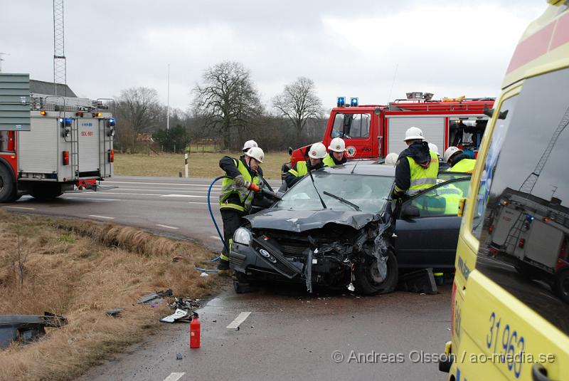 DSC_0055.JPG - En Personbil och en Lastbil kolliderade vid 15 tiden idag på väg 21 utanför klippan, Lastbils chauffören klarade sig utan skador men räddningstjänsten fick klippa upp personbilen för att få ut föraren. Föraren i personbilen fördes till Lasarettet i Helsingborg med okända skador!