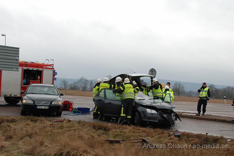 DSC_0057.JPG - En Personbil och en Lastbil kolliderade vid 15 tiden idag på väg 21 utanför klippan, Lastbils chauffören klarade sig utan skador men räddningstjänsten fick klippa upp personbilen för att få ut föraren. Föraren i personbilen fördes till Lasarettet i Helsingborg med okända skador!