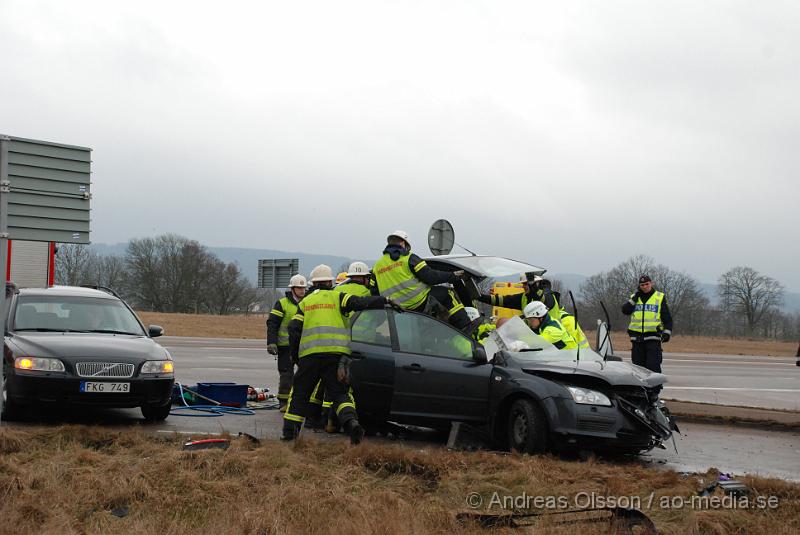 DSC_0058.JPG - En Personbil och en Lastbil kolliderade vid 15 tiden idag på väg 21 utanför klippan, Lastbils chauffören klarade sig utan skador men räddningstjänsten fick klippa upp personbilen för att få ut föraren. Föraren i personbilen fördes till Lasarettet i Helsingborg med okända skador!