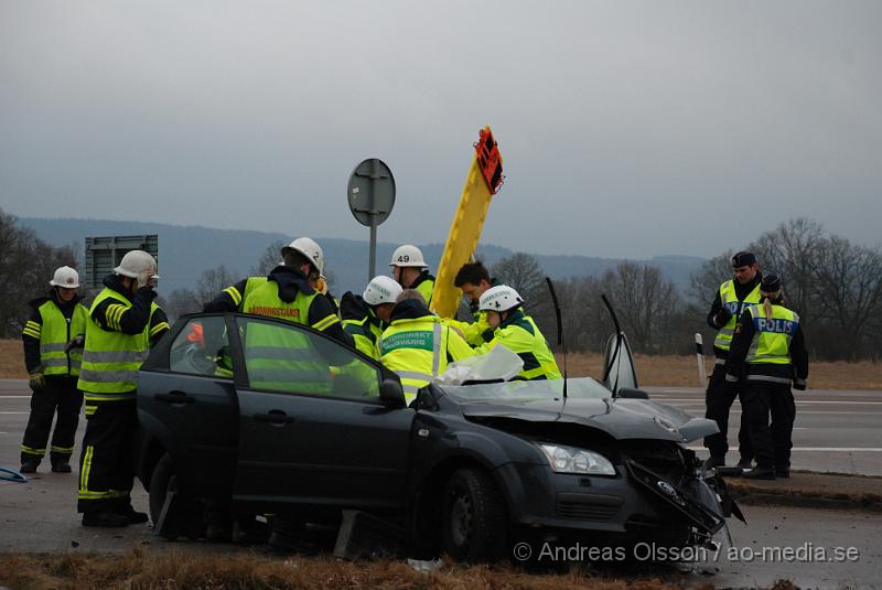 DSC_0063.JPG - En Personbil och en Lastbil kolliderade vid 15 tiden idag på väg 21 utanför klippan, Lastbils chauffören klarade sig utan skador men räddningstjänsten fick klippa upp personbilen för att få ut föraren. Föraren i personbilen fördes till Lasarettet i Helsingborg med okända skador!