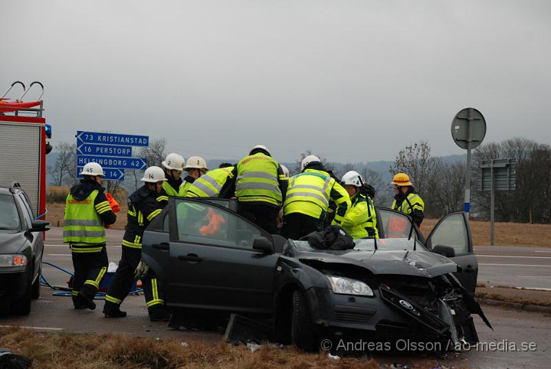 DSC_0064.JPG - En Personbil och en Lastbil kolliderade vid 15 tiden idag på väg 21 utanför klippan, Lastbils chauffören klarade sig utan skador men räddningstjänsten fick klippa upp personbilen för att få ut föraren. Föraren i personbilen fördes till Lasarettet i Helsingborg med okända skador!