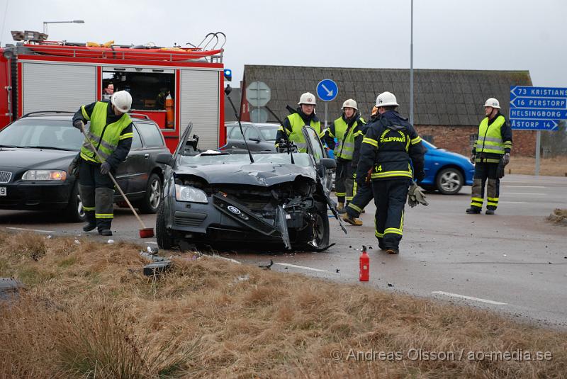 DSC_0069.JPG - En Personbil och en Lastbil kolliderade vid 15 tiden idag på väg 21 utanför klippan, Lastbils chauffören klarade sig utan skador men räddningstjänsten fick klippa upp personbilen för att få ut föraren. Föraren i personbilen fördes till Lasarettet i Helsingborg med okända skador!