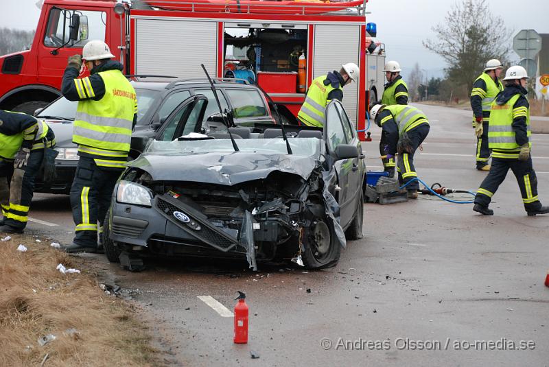 DSC_0071.JPG - En Personbil och en Lastbil kolliderade vid 15 tiden idag på väg 21 utanför klippan, Lastbils chauffören klarade sig utan skador men räddningstjänsten fick klippa upp personbilen för att få ut föraren. Föraren i personbilen fördes till Lasarettet i Helsingborg med okända skador!