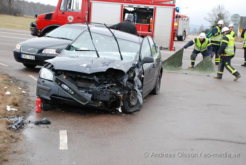 DSC_0072.JPG - En Personbil och en Lastbil kolliderade vid 15 tiden idag på väg 21 utanför klippan, Lastbils chauffören klarade sig utan skador men räddningstjänsten fick klippa upp personbilen för att få ut föraren. Föraren i personbilen fördes till Lasarettet i Helsingborg med okända skador!