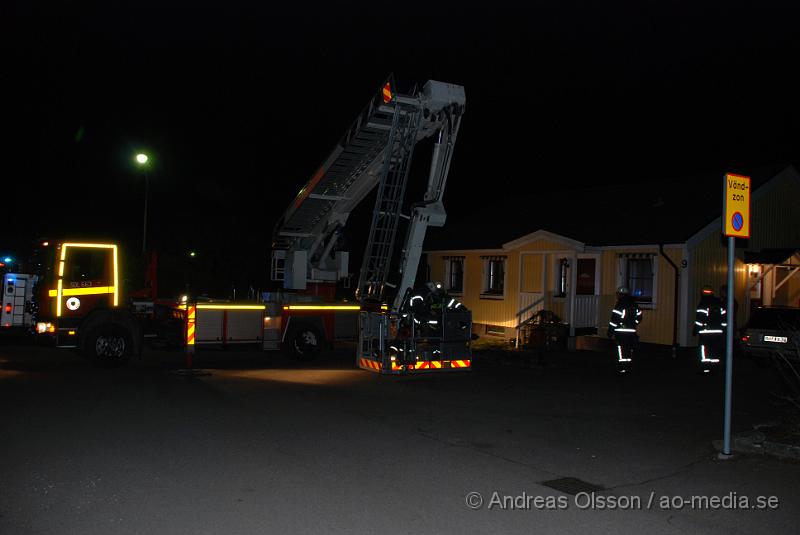 DSC_0001.JPG - Vid 02,10 larmades Räddningstjänsten till en villa på Rosenvägen där boende kände röklukt i huset. Vid framkomst konstatera man "soteld", slog lite gnistor ur skorstenen men ingen brand.Inga personer kom till skada ej eller någon materiell skada.