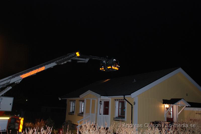 DSC_0002.JPG - Vid 02,10 larmades Räddningstjänsten till en villa på Rosenvägen där boende kände röklukt i huset. Vid framkomst konstatera man "soteld", slog lite gnistor ur skorstenen men ingen brand.Inga personer kom till skada ej eller någon materiell skada