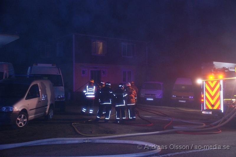 DSC_0001.JPG - Vid 21,20 larmades räddningstjänsten i Ängelholm och Helsingborg till en brand i ett hus på Gamla Malmövägen i Strövelstorp. Inga personer ska finnas kvar i huset men dock ett flertal katter. Hur det gått för katterna är oklart.