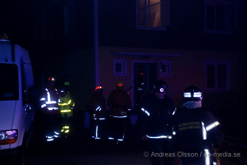 DSC_0010.JPG - Vid 21,20 larmades räddningstjänsten i Ängelholm och Helsingborg till en brand i ett hus på Gamla Malmövägen i Strövelstorp. Inga personer ska finnas kvar i huset men dock ett flertal katter. Hur det gått för katterna är oklart.