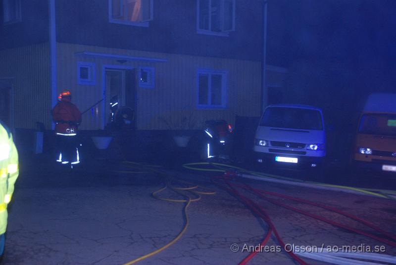 DSC_0011.JPG - Vid 21,20 larmades räddningstjänsten i Ängelholm och Helsingborg till en brand i ett hus på Gamla Malmövägen i Strövelstorp. Inga personer ska finnas kvar i huset men dock ett flertal katter. Hur det gått för katterna är oklart.