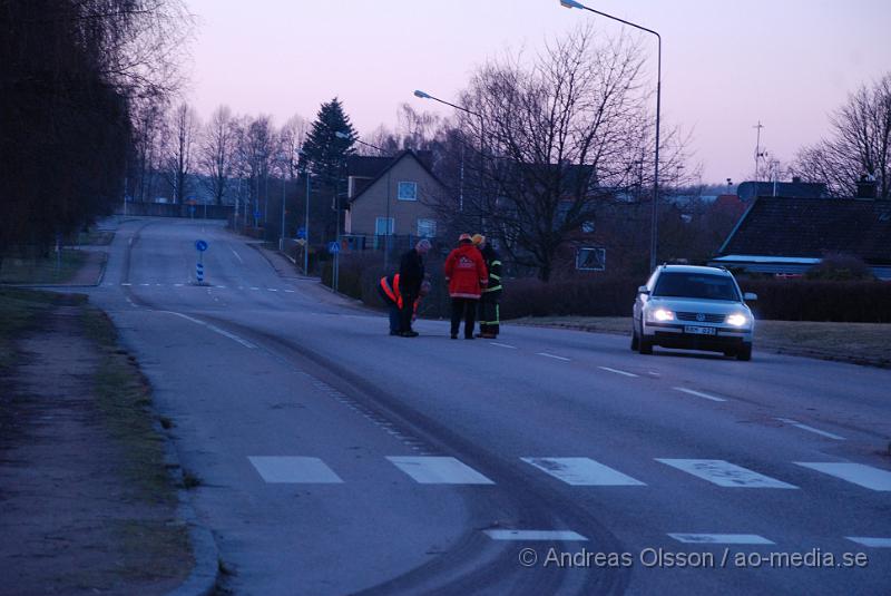 DSC_0026.JPG - Vid 18,50 tiden fick räddningstjänsten i klippan larm om farligt utsläpp, som senare gick över till kemlarm då det var ett frätande medel som läckt ut, och ner i dagvattenbrunn. Det är oklart hur länge lastbilden har läckt. Men från Preem macken och ner till Ängelholmsvägen/kamrersgatan finns där spår. Räddningstjänsten började en första sanering men hur dem ska gå vidare med det är oklart.