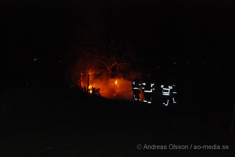 DSC_0055.JPG - Vid 22.15 larmades Räddningstjänsten i Klippan till Djurkyrkogården i Klippan, Där det börjat brinna i komposten intill ett stort träd, man misstänker att någon har slängt stearin/gravljus där. Branden släktes snabbt.