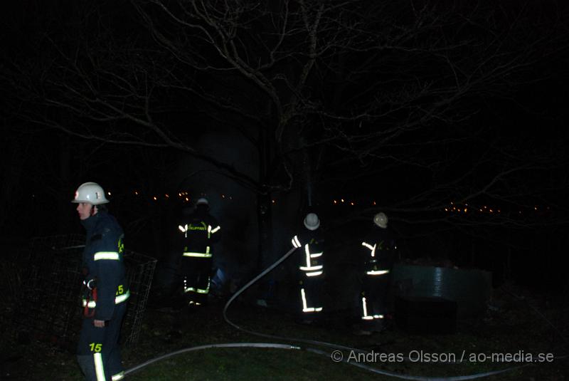 DSC_0063.JPG - Vid 22.15 larmades Räddningstjänsten i Klippan till Djurkyrkogården i Klippan, Där det börjat brinna i komposten intill ett stort träd, man misstänker att någon har slängt stearin/gravljus där. Branden släktes snabbt.