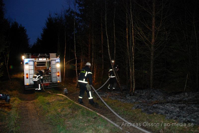 DSC_0034.JPG - Vid 20,35 larmades Räddningstjänsten från Klippan och Ljungbyhed på en skogsbrand vid Sorrödssjön väg 108. Ljungbyhed var först på plats och kunde släcka ner branden som var på ca 30x3m och spred sig. När Klippan kom fram fortsatte man med eftersläckningar och dränkte området med vatten.