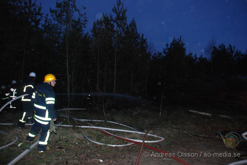 DSC_0039.JPG - Vid 20,35 larmades Räddningstjänsten från Klippan och Ljungbyhed på en skogsbrand vid Sorrödssjön väg 108. Ljungbyhed var först på plats och kunde släcka ner branden som var på ca 30x3m och spred sig. När Klippan kom fram fortsatte man med eftersläckningar och dränkte området med vatten.