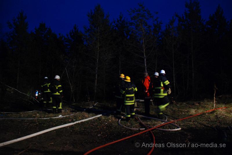 DSC_0044.JPG - Vid 20,35 larmades Räddningstjänsten från Klippan och Ljungbyhed på en skogsbrand vid Sorrödssjön väg 108. Ljungbyhed var först på plats och kunde släcka ner branden som var på ca 30x3m och spred sig. När Klippan kom fram fortsatte man med eftersläckningar och dränkte området med vatten.