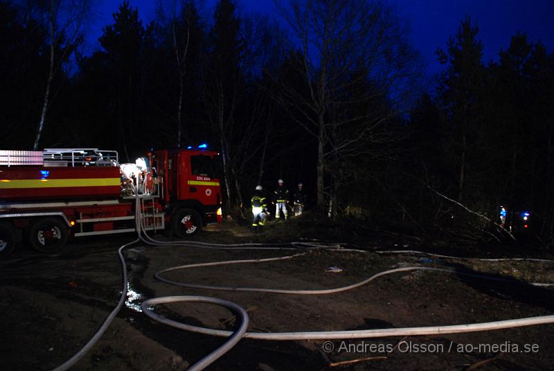 DSC_0045.JPG - Vid 20,35 larmades Räddningstjänsten från Klippan och Ljungbyhed på en skogsbrand vid Sorrödssjön väg 108. Ljungbyhed var först på plats och kunde släcka ner branden som var på ca 30x3m och spred sig. När Klippan kom fram fortsatte man med eftersläckningar och dränkte området med vatten.