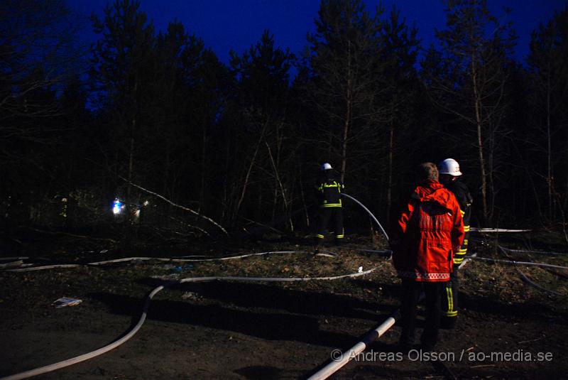 DSC_0046.JPG - Vid 20,35 larmades Räddningstjänsten från Klippan och Ljungbyhed på en skogsbrand vid Sorrödssjön väg 108. Ljungbyhed var först på plats och kunde släcka ner branden som var på ca 30x3m och spred sig. När Klippan kom fram fortsatte man med eftersläckningar och dränkte området med vatten.